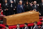 Detaliul observat la Donald Trump, la înmormântarea Papei Francisc, ce stârnește speculații pe internet. VIDEO
