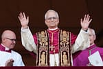 Momentul în care Papa Leon al XIV-lea a apărut pe balcon și a salutat credincioșii – VIDEO