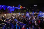 Mobilizare fără precedent: Zeci de mii de oameni în București la cel mai mare miting pro-european al ultimilor ani / „Niet, Kremlin. Yes, Europe” la Timișoara / Piața Victoriei plină de luminile telefoanelor – VIDEO
