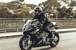 Unui motociclist care își turează motorul îi vibrează curul mai mult decât unei videochatiste