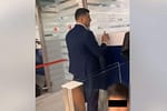 Deși s-a băgat în față la controlul pașapoartelor, Simion insistă că lui îi place în spate