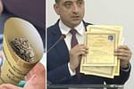 Simion a desfăcut cornetul din care mânca seminţe ca să arate că e făcut dintr-o diplomă