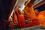 Imagini extraordinare surprinse de GSP în autocarul CFR-ului: „S-audă Europa, CFR-ul a luat Cupa!”, Camora și jucătorii cântă și dansează, Louis Munteanu cu look a la Lamine Yamal