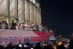 Nebunie în București! FCSB a declanșat fiesta pe străzi cu trofeul de campioană: manele în autocar și paradă triumfală