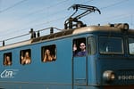 România prădată! Frații Tate au părăsit țara cu un tren plin de videochatiste