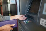 Plită fierbinte pe masa noului președinte: Decalajul salariilor nete dintre stat și privat a crescut puternic, după 3 ani de scădere. Salariile nete la stat – mai mari al 9-lea an la rând