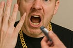 Furie totală pe TikTok! După paşaport, un suveranist şi-a tăiat şi unghia de la degetul mic