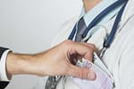 Medic reținut pentru șpaga primită de la un pacient. Cât i-a cerut pentru eliberarea unui document