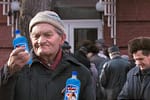 Alegerile s-au terminat. Putem reveni la știri normale, despre români care beau spirt