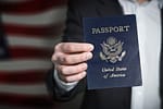 Pașaportul de rezervă: De ce tot mai mulți americani văd în dubla cetățenie noul „vis american”