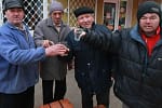 Adevăraţi eroi! Bihorenii se fac rachetă cu schimbul, ca să apere prunii de grindină