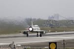 O patrulă de avioane de luptă franceze au conturat emblema Ucrainei în timpul unui zbor deasupra Mării Negre