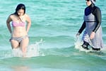 Noul guvern islamist din Siria ordonă femeilor să poarte burkini pe plajă, dar permite aparațiile în bikini în cluburile private și hotelurile de lux