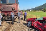 „Dacă nu sărea din mașină, era moartă!” O șoferiță de 19 ani s-a salvat în ultima clipă după ce i s-a oprit motorul pe calea ferată