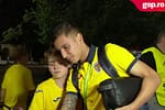 Danemarca U19 -3 » Imagini cu jucătorii naționalei alături de familie si de iubitele lor. Tinerii au împărțit autografe și au fost felicitați de suporterii româniei