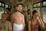 În autobuzele STB e atât de cald încât mulți bucureșteni urcă doar în prosop