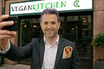 Gafă! Lui Andi Moisescu i s-a văzut șaorma în selfie-ul făcut la un restaurant vegan