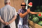 Pentru că sunt tot mai săraci, românii nu mai fac unboxing decât la pepeni