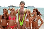 Radu Paraschivescu în slip, asaltat de toate femeile care-i citeau cărțile pe plajă în Vamă