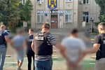 Bărbații care au încercat să bage o femeie cu forţa într-un autoturism au ajuns după gratii