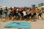 Prea puţini turişti! 40 de hoţi s-au bătut pe un telefon lăsat pe prosop în Mamaia