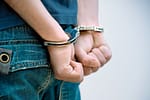 Două persoane au fost arestate după ce au amenințat cu moartea un polițist și un jandarm