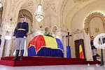 Porțile Palatului Cotroceni s-au deschis pentru publicul larg. Cetățenii, așteptați să aducă un ultim omagiu lui Ion Iliescu