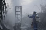 Incendiu la o fabrică de clor din sudul Franței. Locuitorii din zonă, sfătuiți să rămână în case