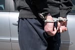 Bărbat arestat preventiv după ce și-a incendiat soția nevăzătoare cu un arzător cu butelie