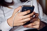 Cât timp petrec online elevii de gimnaziu din România și cu ce efecte. Echilibrul emoțional și sănătatea mintală, evaluate într-un studiu amplu