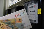 O babă care s-a plâns că e curent pe casa scării a primit o factură record de la Enel