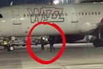 Vidul din capul românilor care au alergat pe pistă, la un pas să aspire avionul cu totul