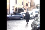 Emilia Jitaru, călugărița din România ce a devenit virală la Roma. Dirijează traficul ca un polițist adevărat (VIDEO)