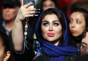 Concerte în aer liber. Dansuri provocatoare în public. Tinerii din Iran conduc o schimbare socială dramatică: „Avem o generație tânără neînfricată”