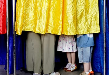 De ce nu votează tinerii: „Modul de comunicare nu reflectă problemele cu care se confruntă”. Cum ar putea fi convinși