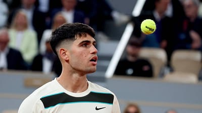 Roland Garros 2025 | Alcaraz, „moștenitor” la tronul lui Nadal cu stil de Federer. Sute de mii de oameni au văzut noua lovitură inventată