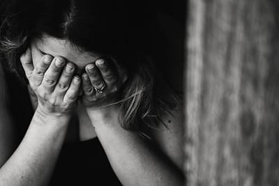 O româncă din Italia a găsit puterea să-și denunțe fostul iubit, după ani de abuzuri și imagini intime publicate pe internet