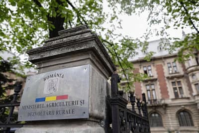 Delegație ‘supraponderală’: Șase funcționari din Ministerul Agriculturii, pregătiți de zbor spre China. Bolojan a pus frână, delegația redusă la jumătate