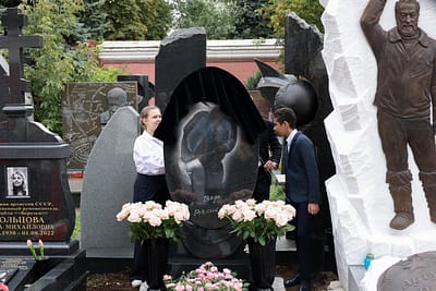 Un oficial rus, ținta unui asasinat într-un cimitir din Moscova, susține FSB. O vază-capcană, folosită în presupusul atentat