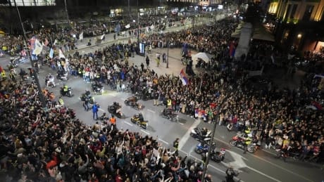 VIDEO Nebunie în Serbia: Protestatarii acuză că au fost atacați cu un tun sonic. Oamenii au mari probleme de sănătate