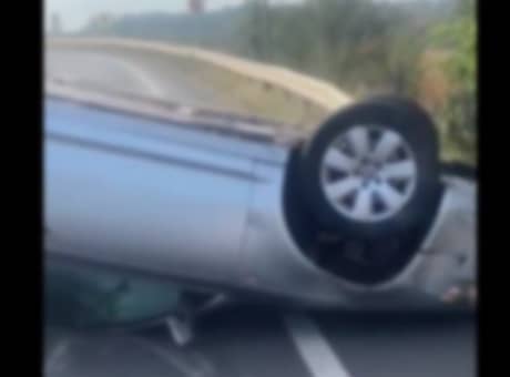 Accident provocat de un șofer de de 90 de ani: Mașina în care se afla s-a răsturnat