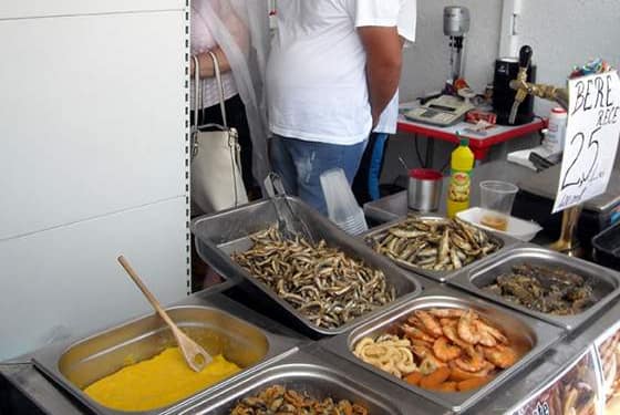 Ultimele hamsii de pe litoral, puse frumos în pungi și pregătite pentru anul viitor