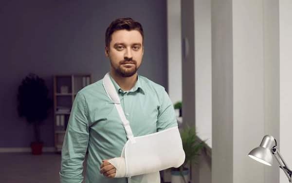 Un milenial și-a rupt mâna încercând să spargă o ceapă pe masă ca bunicul lui