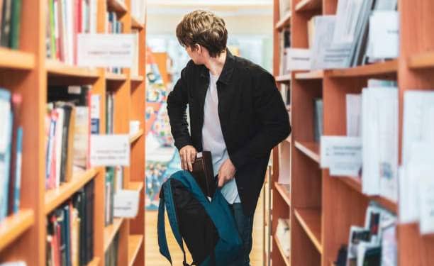 Cea mai citită carte anul acesta a fost ”Cum să furi cărți de la Bookfest”, de Decebal Popescu