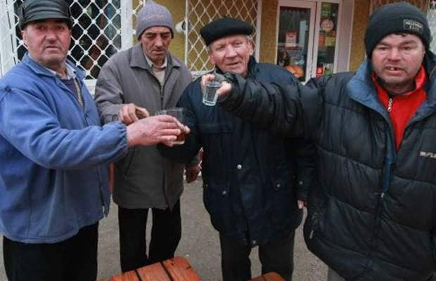 Adevăraţi eroi! Bihorenii se fac rachetă cu schimbul, ca să apere prunii de grindină