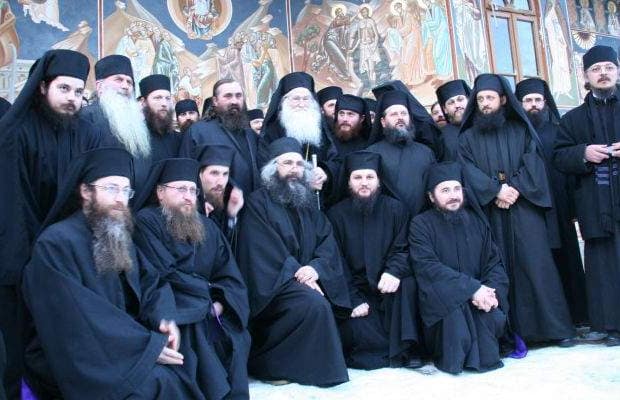 O familie de români a vizitat șase mânăstiri fugind de ploaie