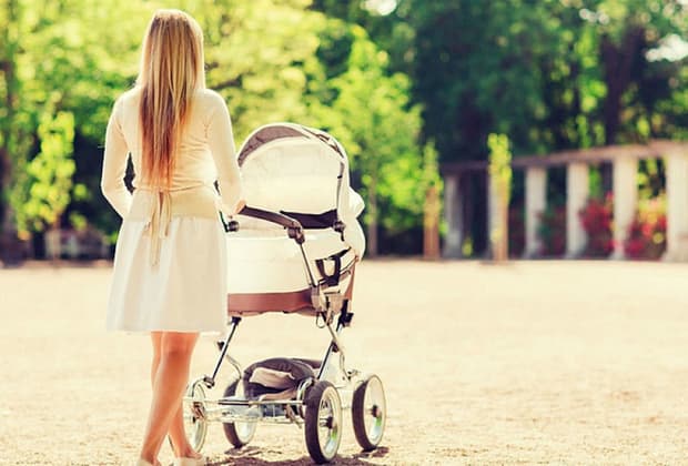 Discriminare la modul de stabilire a pensiei pentru femei. Ce se întâmplă în cazul concediului de creșterere a copilului după anul 2001