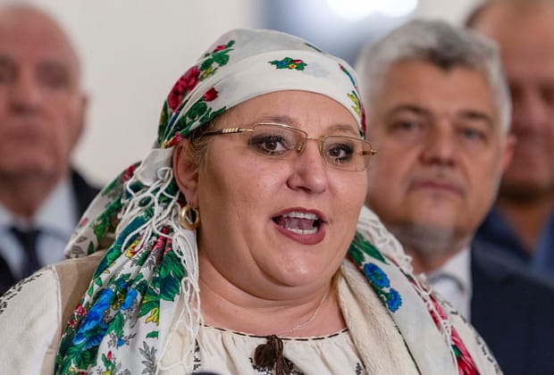 VIDEO Diana Șoșoacă a năvălit în biroul unui judecător CCR: „Demisia și la pușcărie!”. Șefa SOS România a venit să ceară socoteală pentru blocarea candidaturii sale