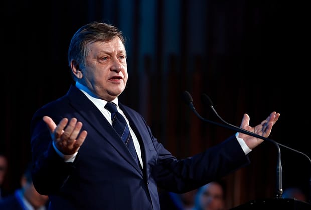 Crin Antonescu le răspunde celor care întreabă ce a făcut în ultimii 10 ani: Aveam lucruri mai importante de făcut decât politica / Am stat alături de familie, e timpul să stau alături de ţară