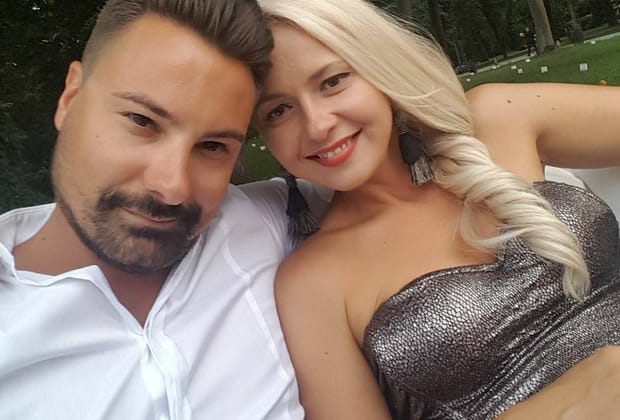 Șeful de campanie al lui Călin Georgescu la care au descins azi mascații este un fost jurnalist. Rolul jucat de soția sa